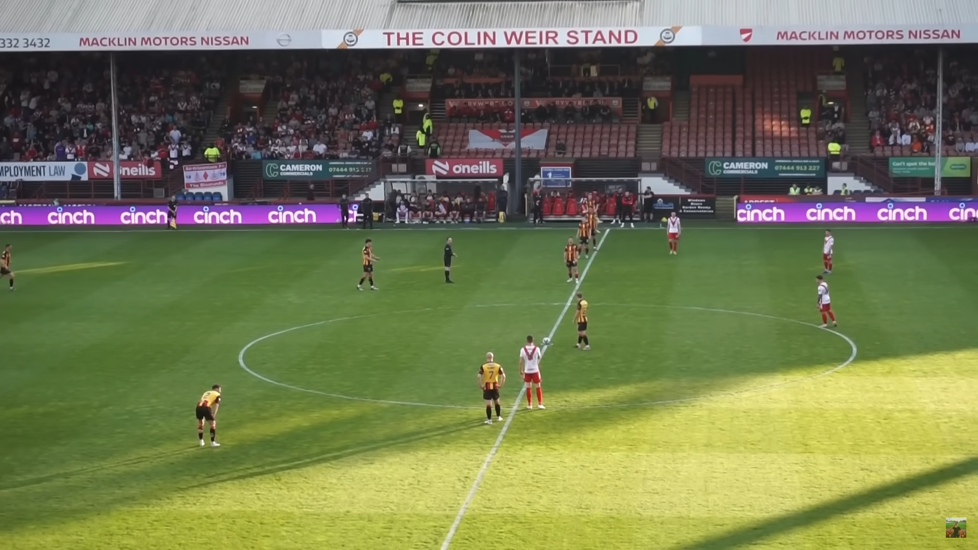 "Colin Weir Stand", Firhill Stadium (fonte: canale YouTube Footy Adventures)